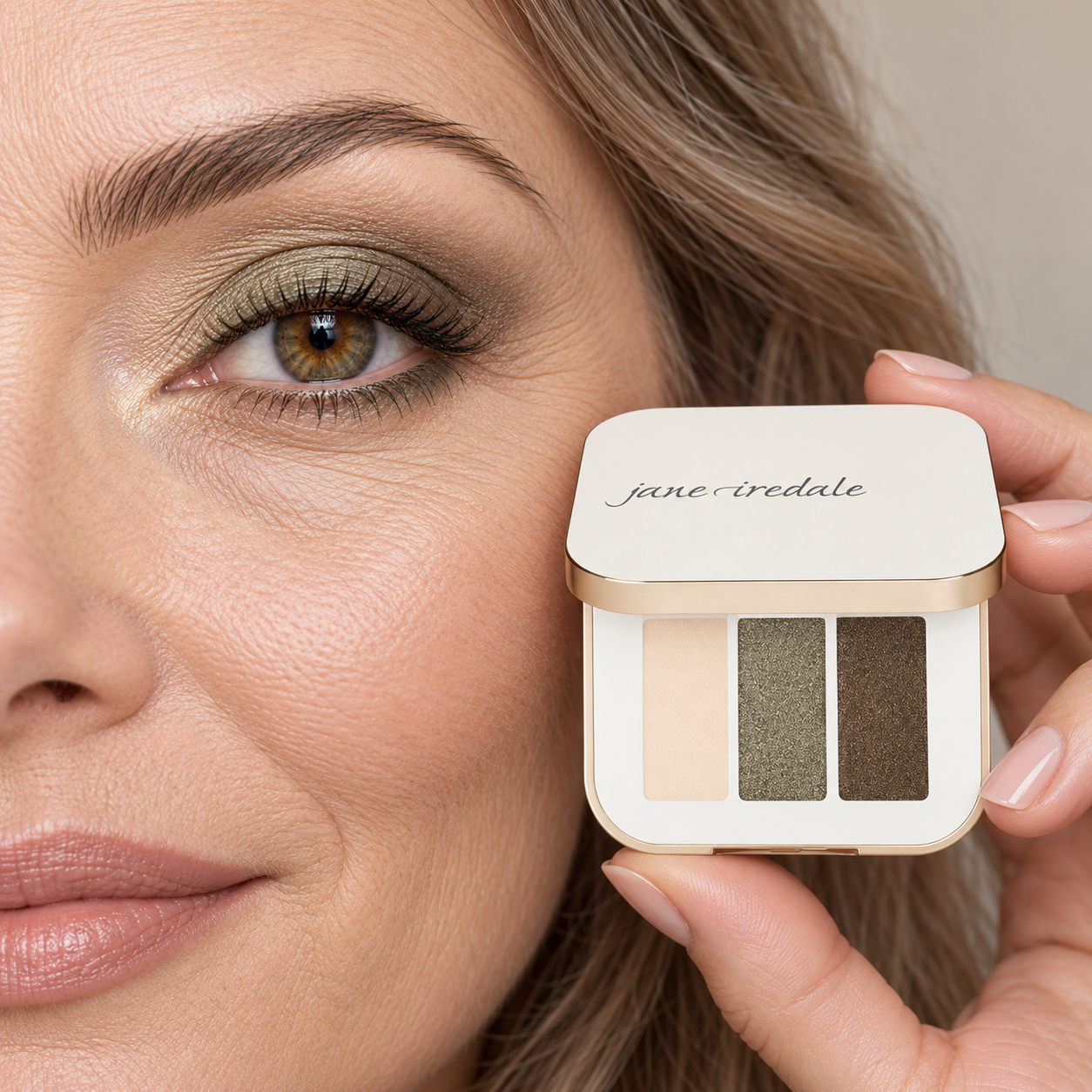 Portrait beauté avec compact Harmony-2