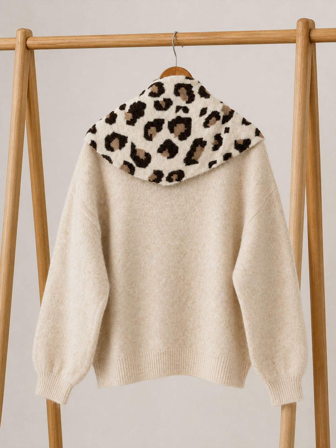 PULL BEIGE AVEC ECHARPE 1