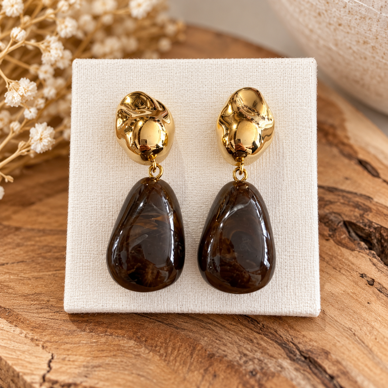 Boucles d’oreilles dorées et gouttes brunes sépia