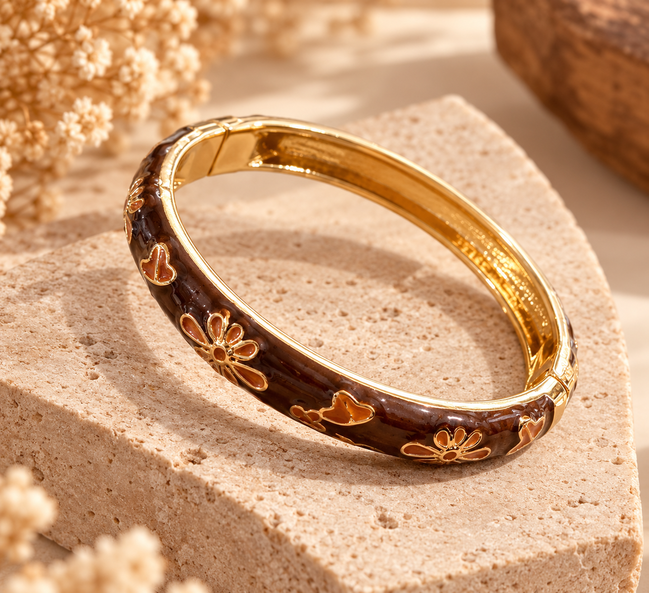 Bracelet doré aux motifs floraux bruns