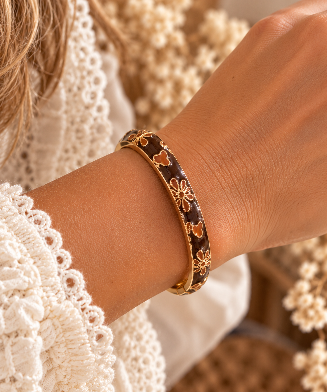 Bracelet floral doré sur poignet