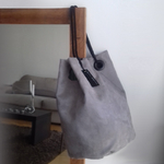 designdelo-sac-SUED-gris-in-situ2-01