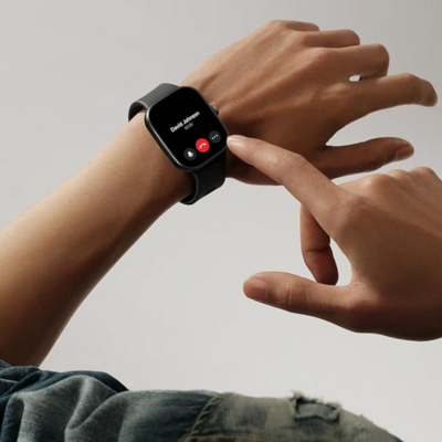 Xiaomi Redmi Watch 4 au poignet avec écran AMOLED lumineux