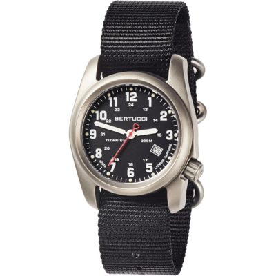 Bertucci A-2T field watch en titane avec cadran lisible et bracelet nylon