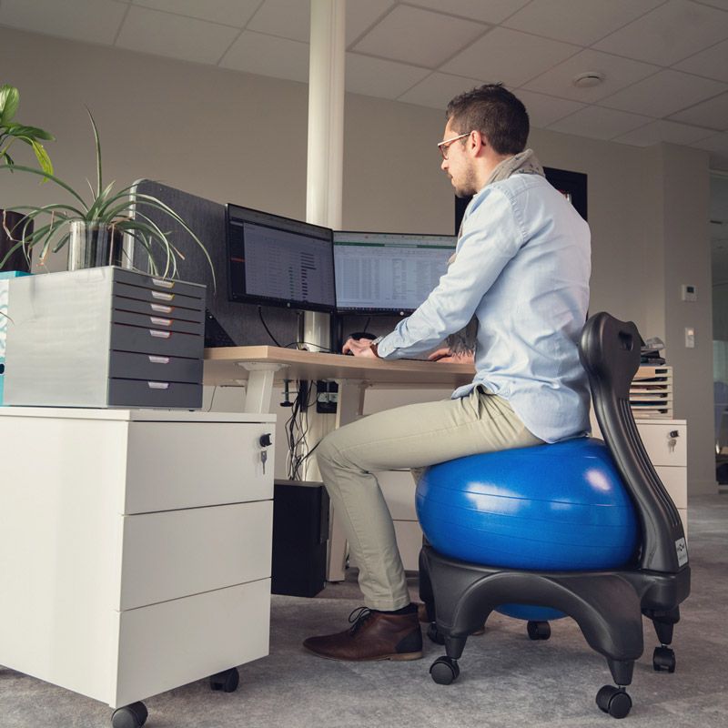 chaise ergonomique avec ballon bleu tonic chair originale sissel tablelya au bureau