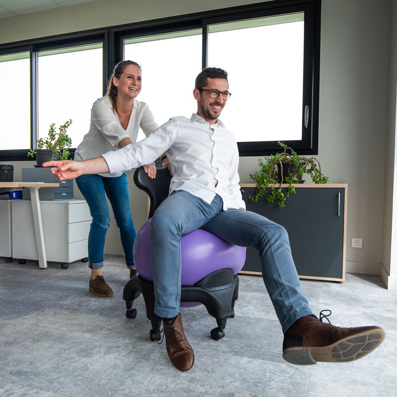 chaise ergonomique avec ballon violet tonic chair originale couple jeux sissel tablelya