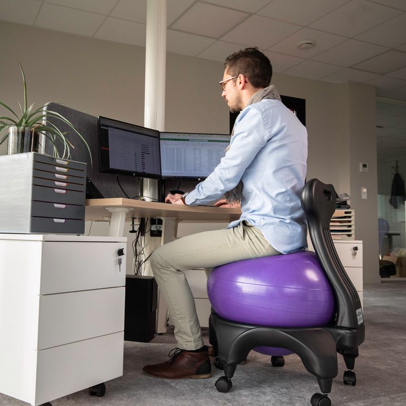 chaise ergonomique avec ballon couleur violette tonic chair originale homme bureau