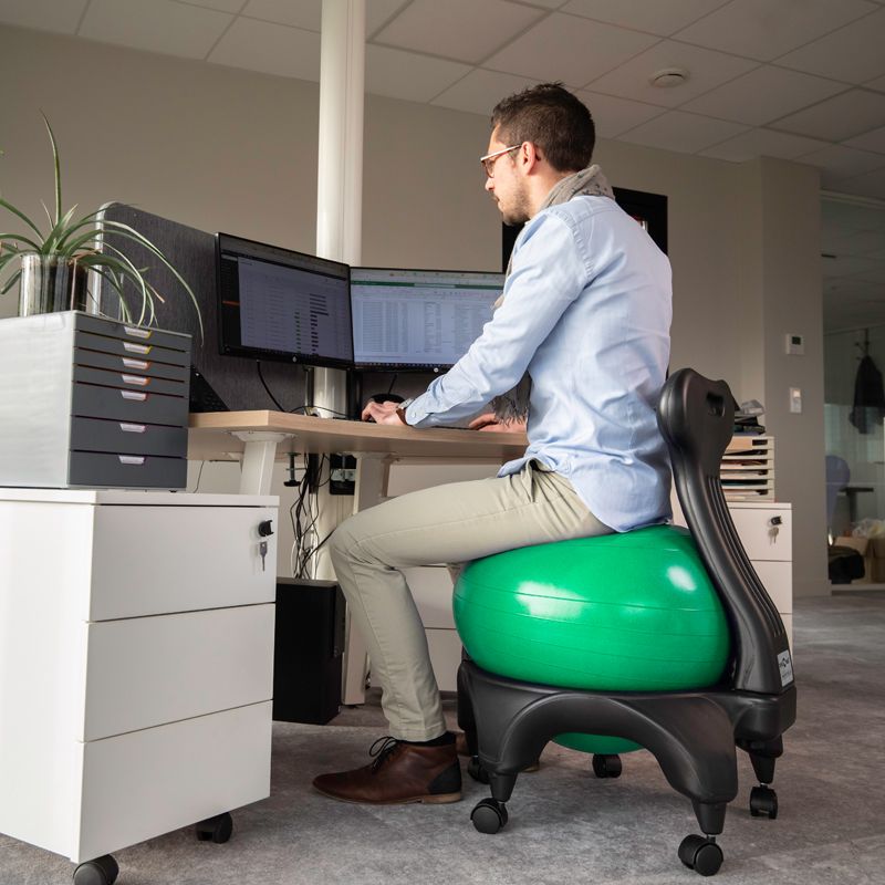 chaise ergonomique avec ballon vert tonic chair originale sissel tablelya homme bureau