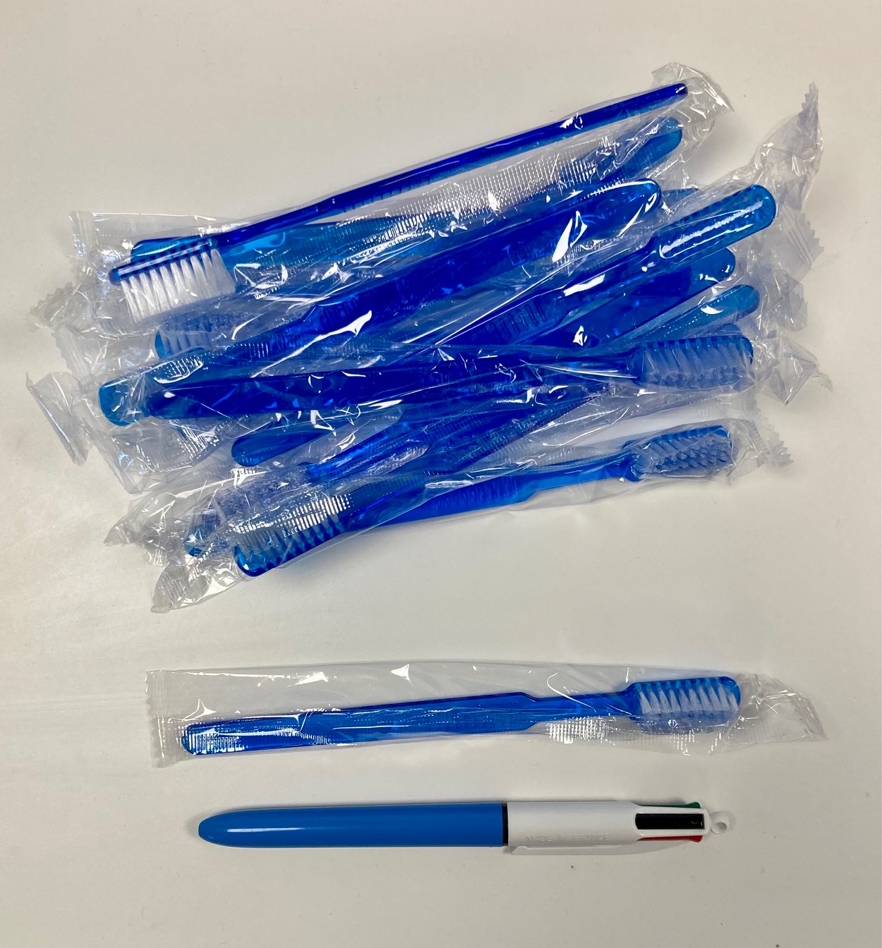 tablelya brosse à dents souple imprégnée de dentifrice vendue à lunité ou boite de 100 - IMG_2538