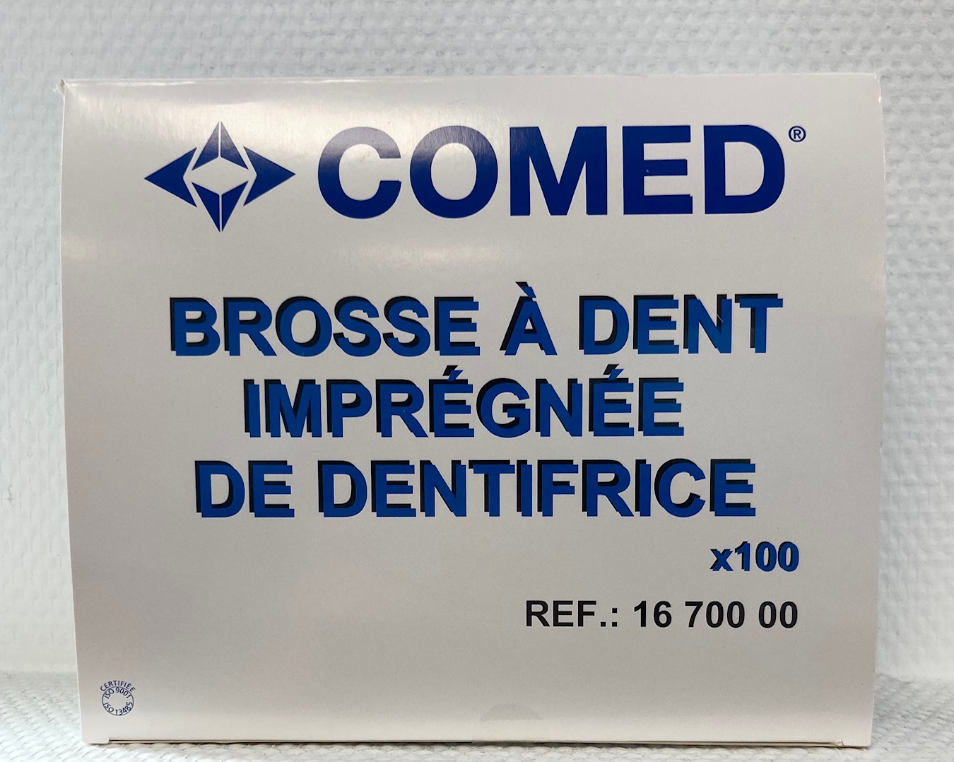 tablelya brosse à dents souple imprégnée de dentifrice vendue en boite de 100 - couvercle de la boite IMG_2539