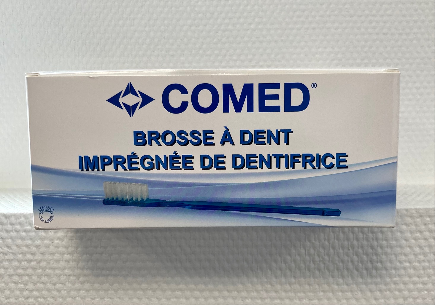 tablelya brosse à dents souple imprégnée de dentifrice vendue en boite de 100 IMG_2540