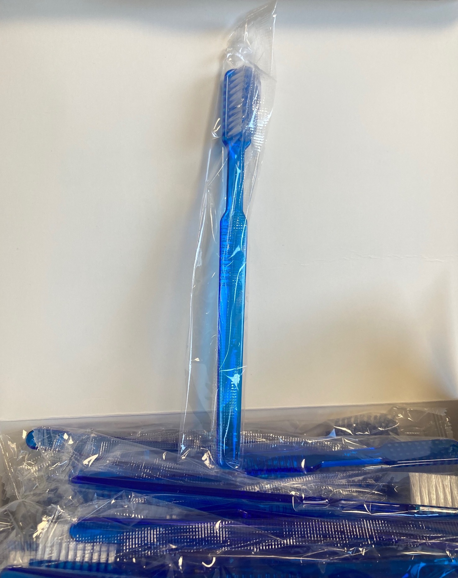 tablelya brosse à dents souple imprégnée de dentifrice présentation vendue à l'unité ou boite de 100