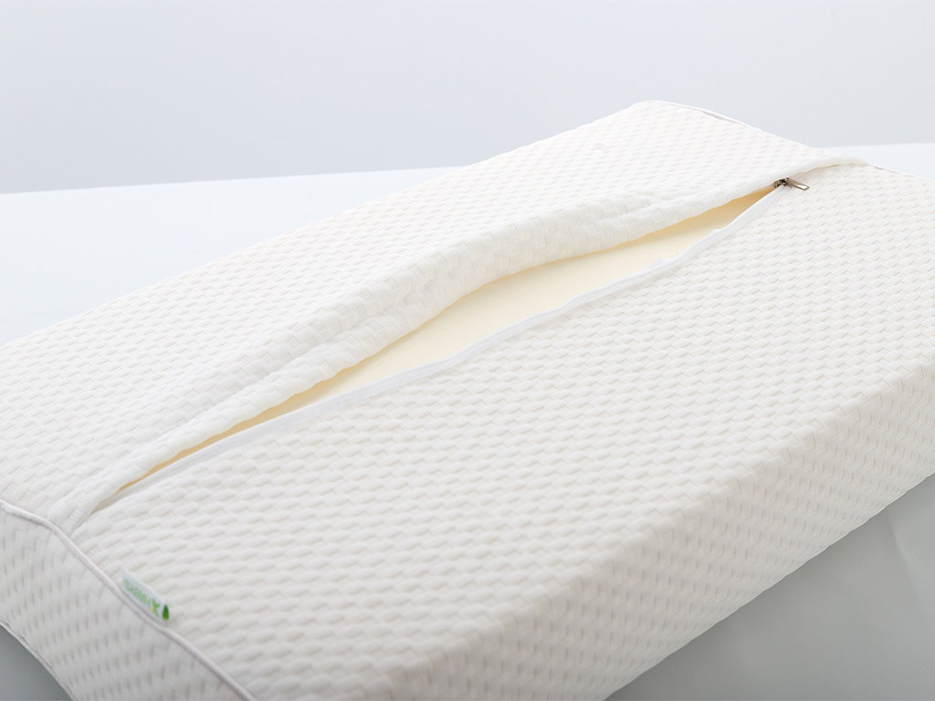 tablelya habys oreiller ergonomique à mémoire de forme dimensions L-60x35x11-9-cm-détail de la housse blanche déhoussable avec passepoil satin
