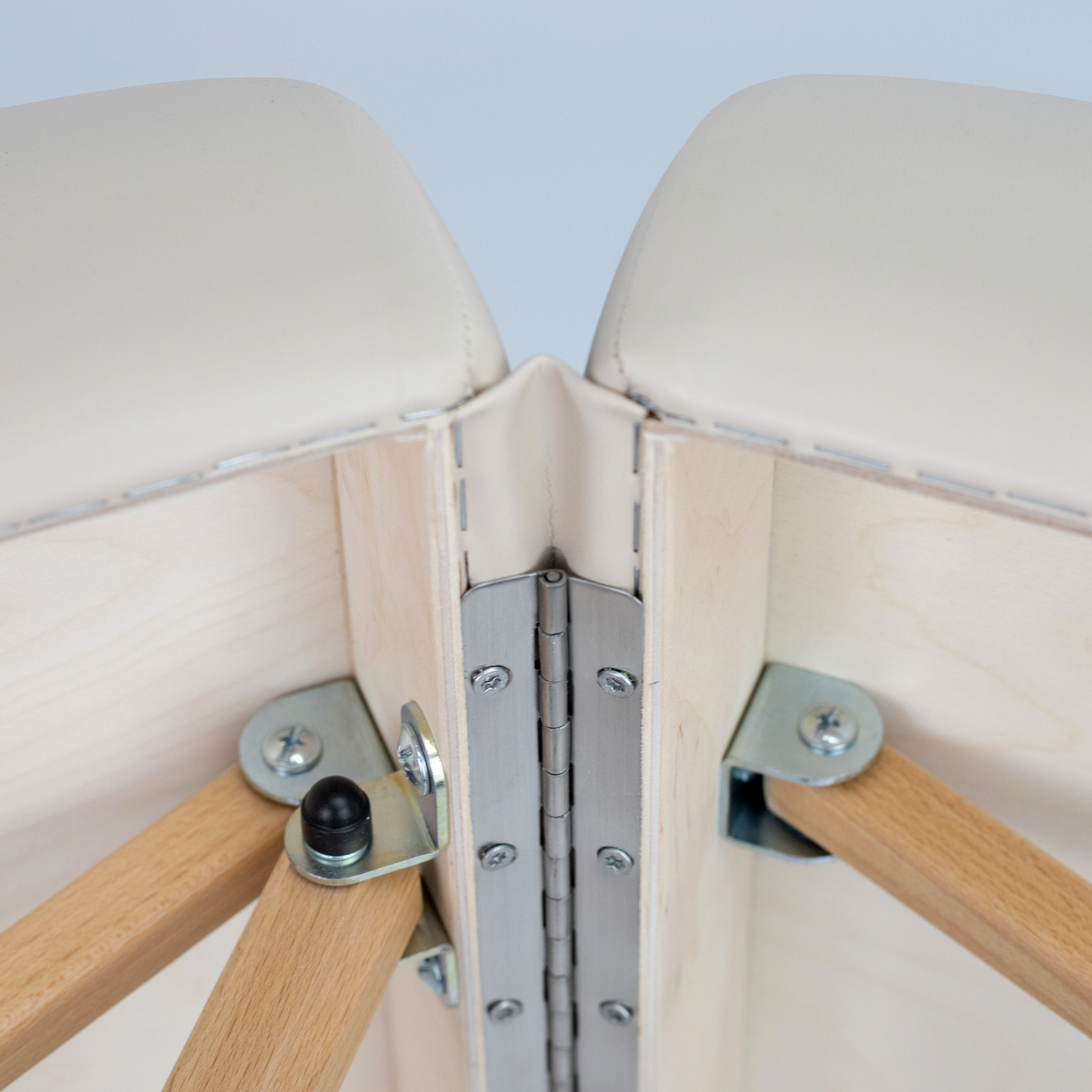 tablelya feldenkrais détail de la charnière de la table en bois