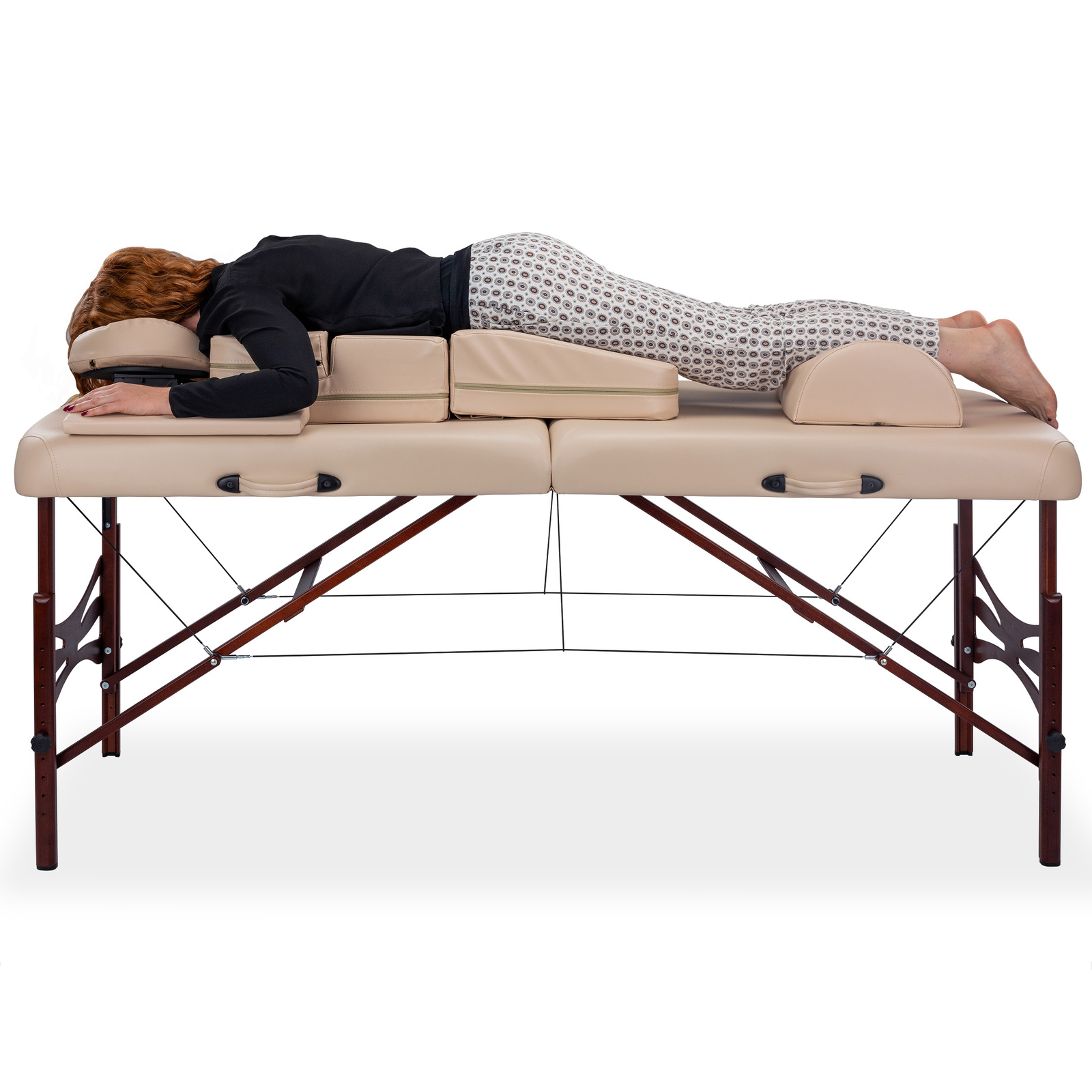 tablelya femme enceinte coussin de massage confort beige sur une table de massage avec une femme dessus