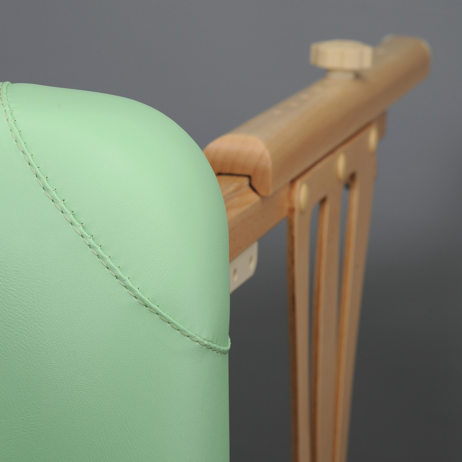 table Massage en bois portable largeur 70 cm détail du bord cousu arrondi Massage-Table-Panda-Light-Wood-70-Vinyl-Flex-K022-Green-1983_10