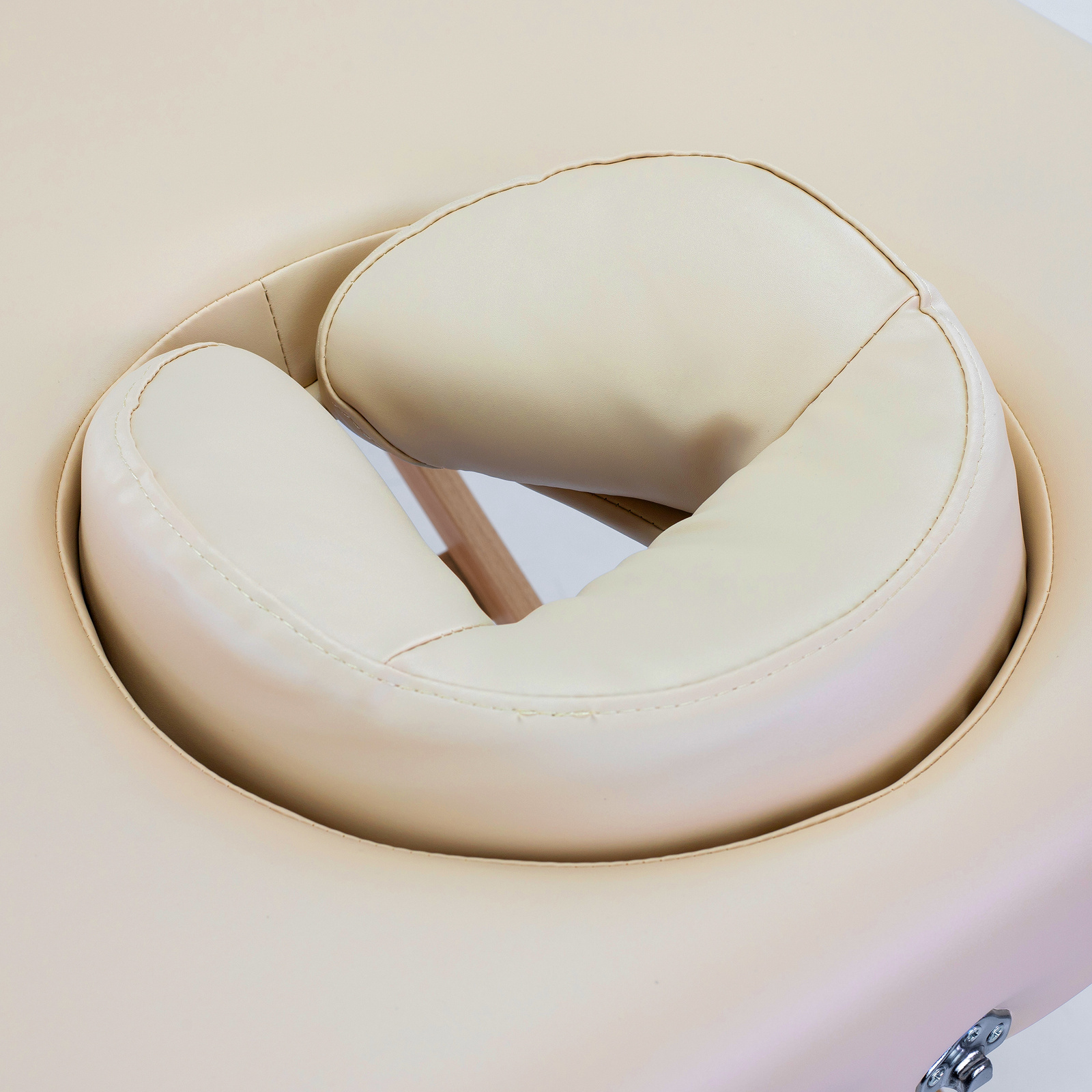 table de massage portable en bois avec têtière amovible et trou visage confort innovation habys tablelya couleur beige détail du coussin ergo largeur -70-cm-bezowy-1287_3