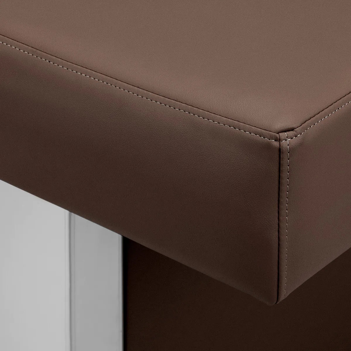 Ambiance de détente pour head spa japonais. Gros plan sur la surface douce et marron de la table de massage, créant une atmosphère relaxante typique dun head spa japonais2
