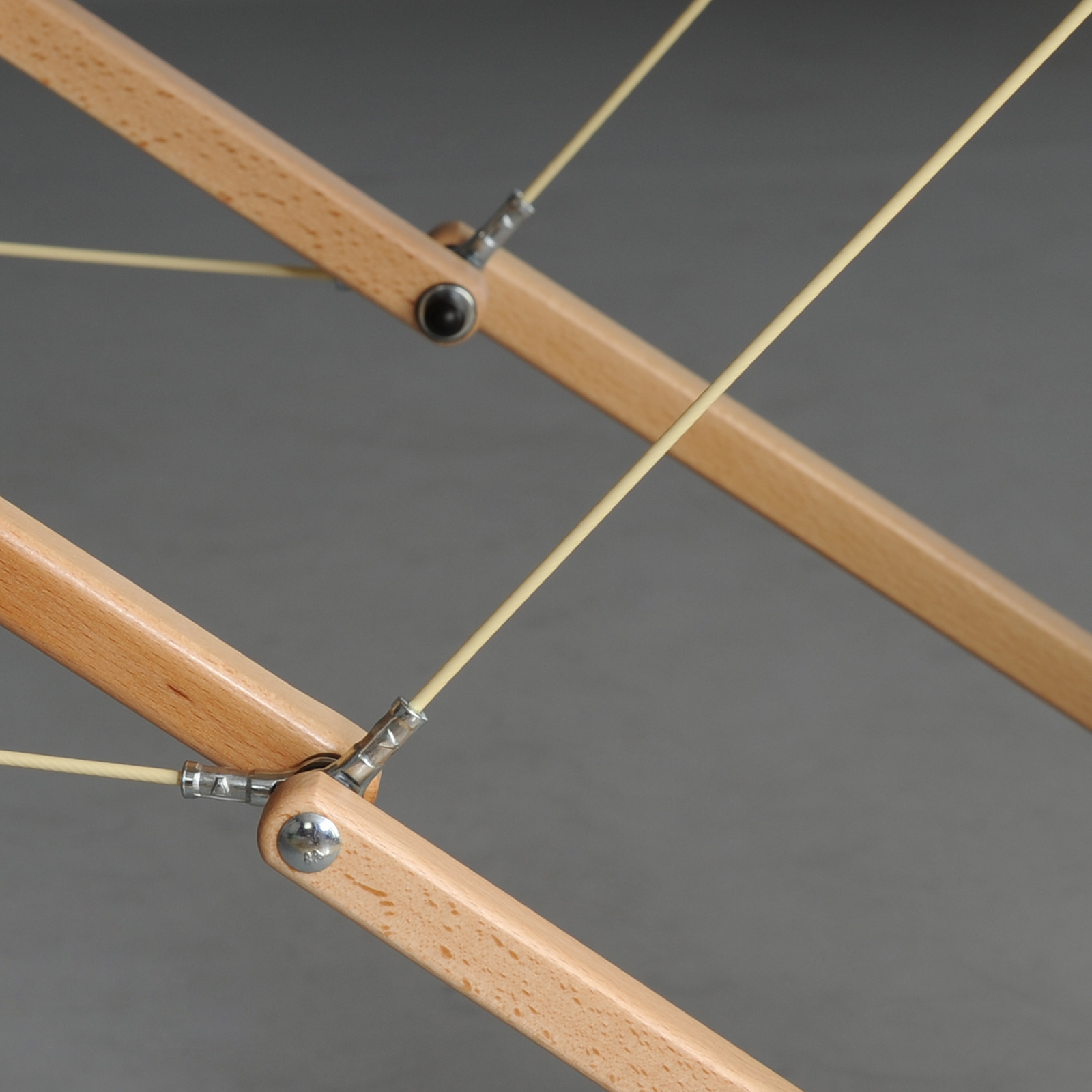 details-cables-stabilisateurs-table-massage-bois-xena