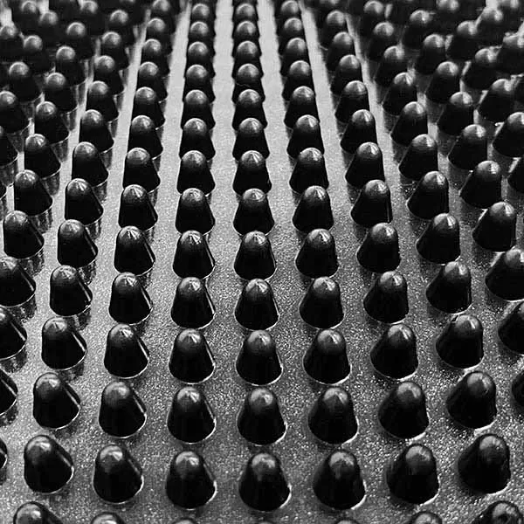 coussin-sensoriel-equilibre-gonflable-tdah-noir-long-picots-tablelya