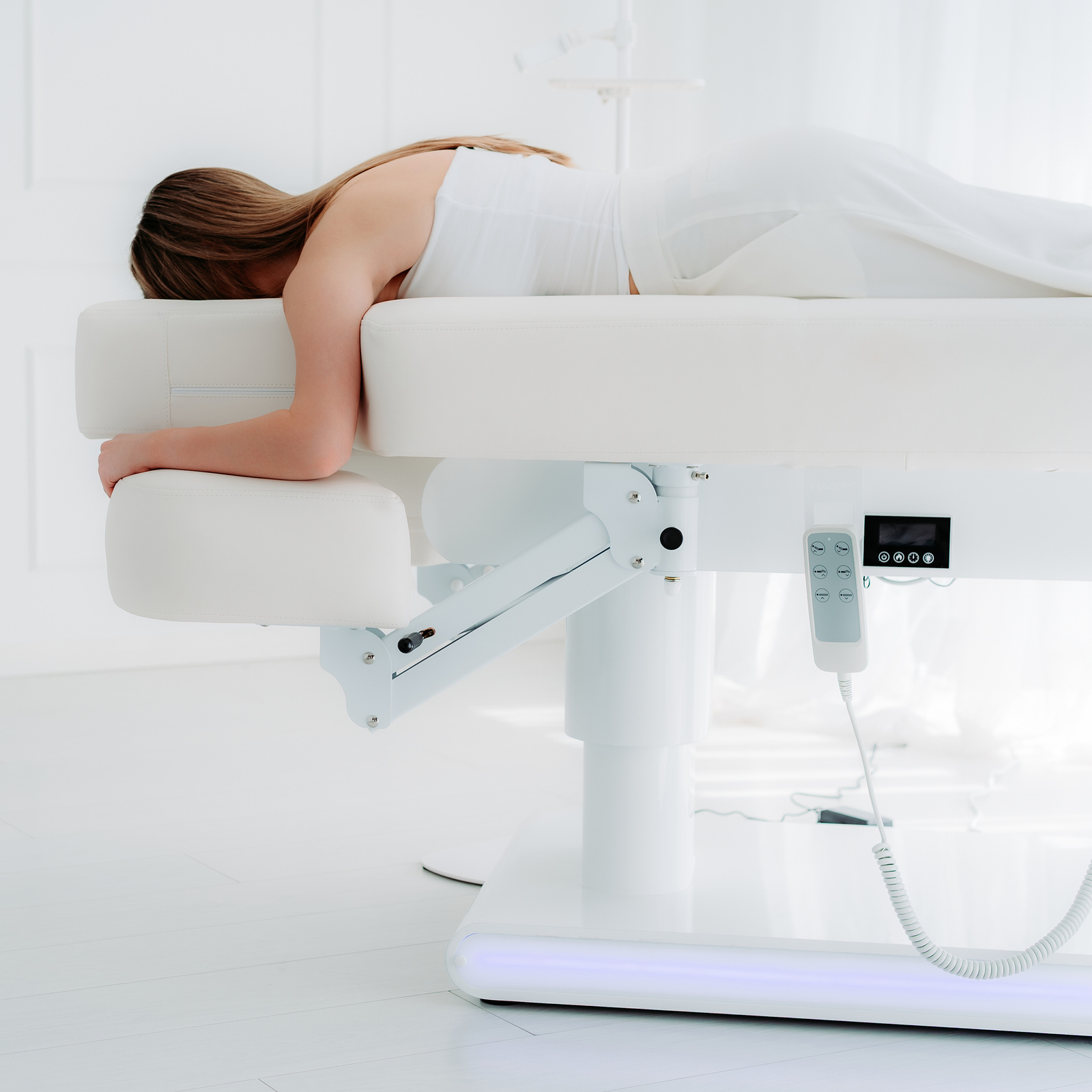 table-massage-electrique-detail-accoudoir-reglable-eterna-white