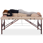 tablelya femme enceinte coussin de massage confort beige sur une table de massage avec une femme dessus