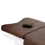 Ambiance de détente pour head spa japonais. Gros plan sur la surface douce et marron de la table de massage, créant une atmosphère relaxante typique dun head spa japonais trou visage