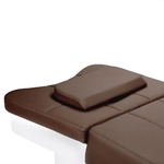 Ambiance de détente pour head spa japonais. Gros plan sur la surface douce et marron de la table de massage, créant une atmosphère relaxante typique dun head spa japonais