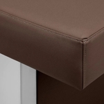 Ambiance de détente pour head spa japonais. Gros plan sur la surface douce et marron de la table de massage, créant une atmosphère relaxante typique dun head spa japonais2