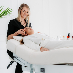 table-massage-electrique-soin-esthetique-visage-eterna-white-spa