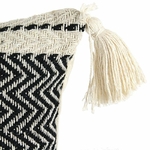 coussin-4-pompons-et-bandes-noire