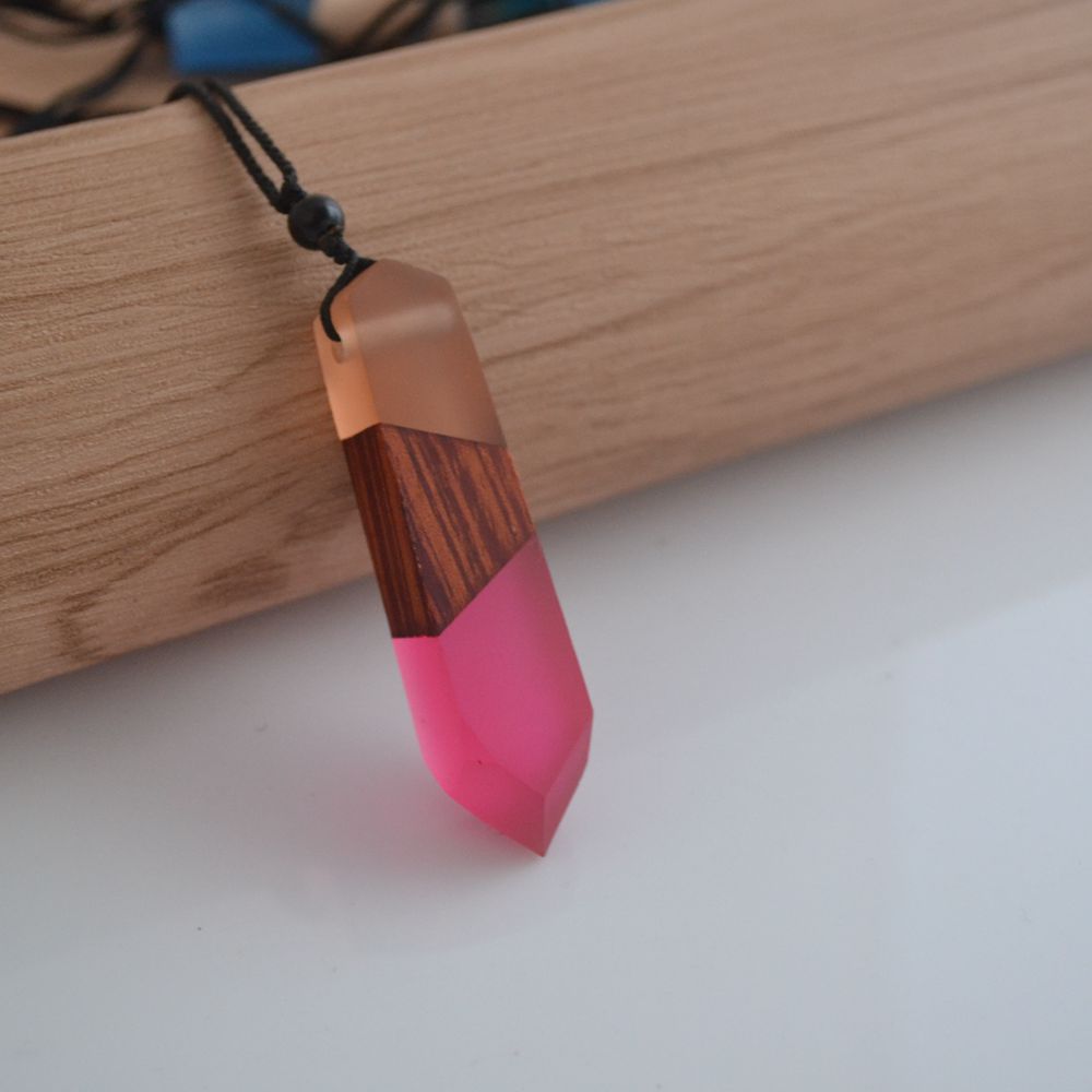 collier-pendentif-bois-resine-couleur-woogalf-2019-rose