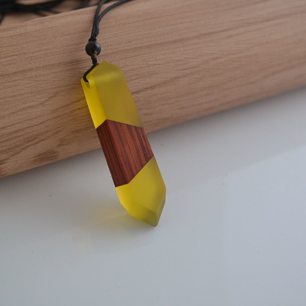 collier-pendentif-bois-resine-couleur-woogalf-2019-jaune
