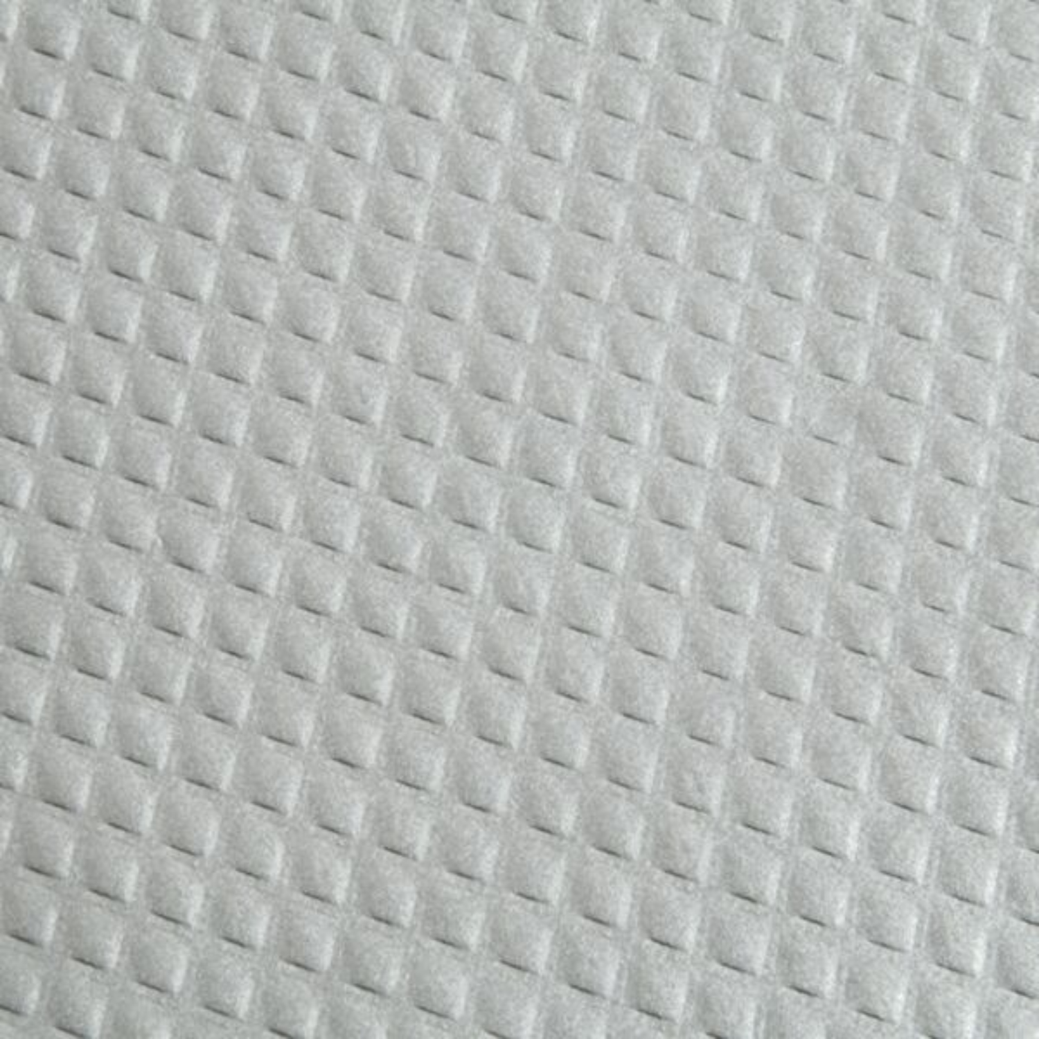Gros plan du gaufrage en relief de la nappe argentée en papier