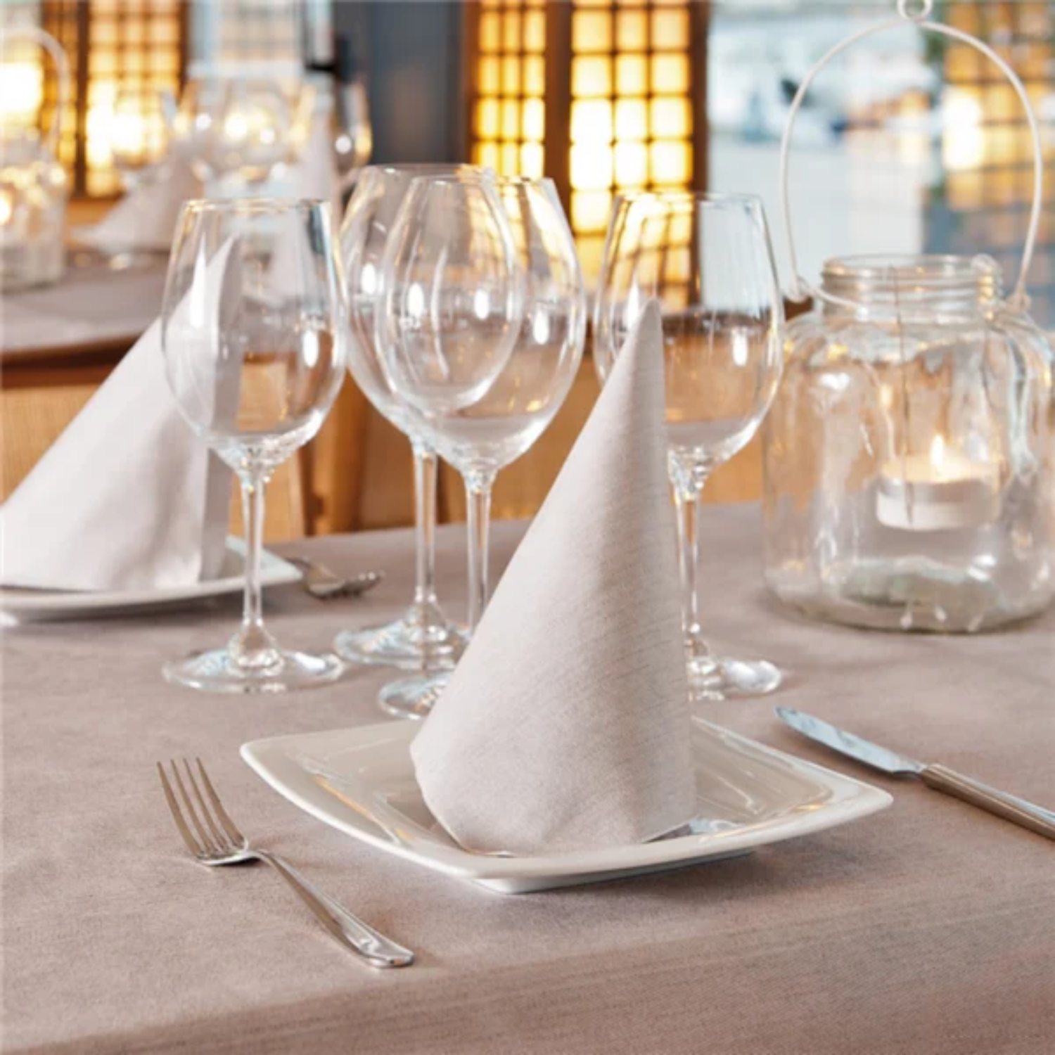 Table carrée dressée avec la nappe effet tissu chocolat 100 x 100 cm, assiettes, verres et couverts