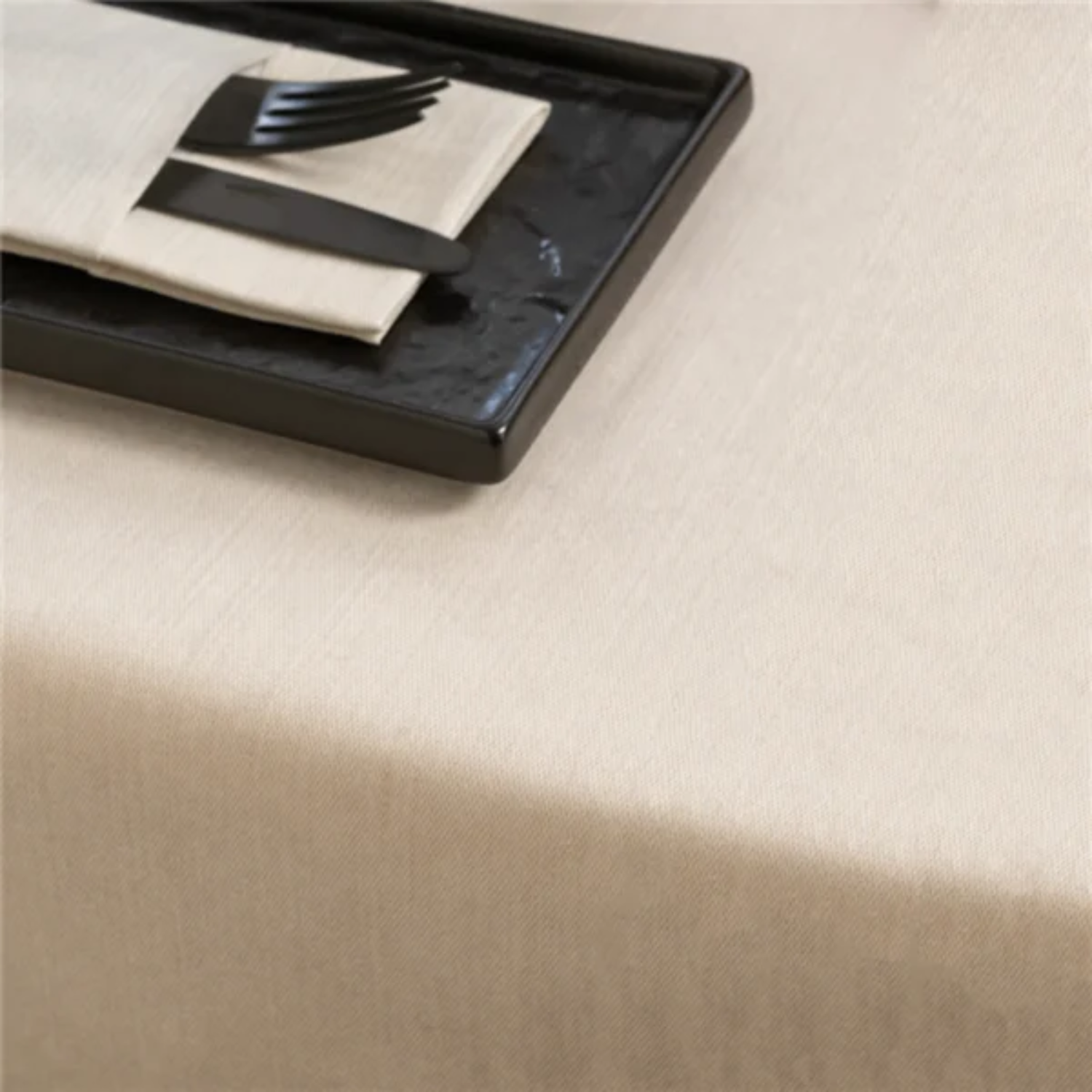Nappe jetable effet tissu crème coupée pliée 120 x 120 cm - Situation - ProSaveurs