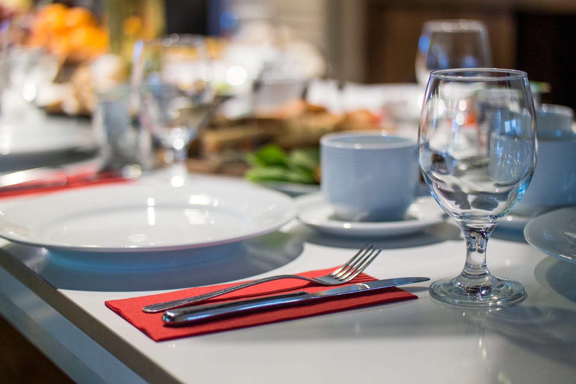photo en gros plan de la table formelle