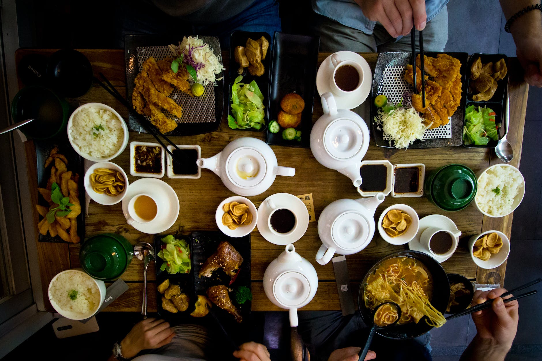 photo a plat de katsu service a the et bol de ramen