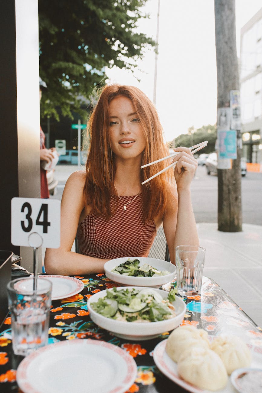 femme manger dehors