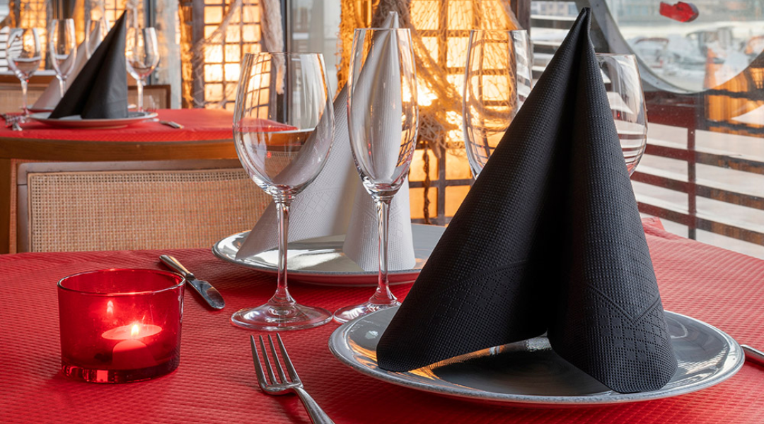 nappe papier rouge pas cher nappe papier gaufre nappe rouleau prosaveurs