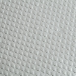 Gros plan du gaufrage en relief de la nappe argentée en papier