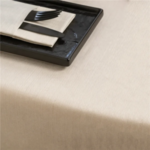 Table carrée dressée avec la nappe effet tissu crème 100 x 100 cm, assiettes, verres et couverts