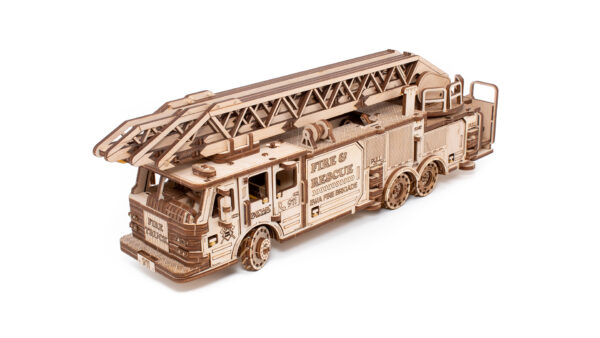 Un modèle très détaillé et réaliste d'un vrai camion de pompiers utilisé dans la vie réelle pour combattre les incendies et sauver des vies !