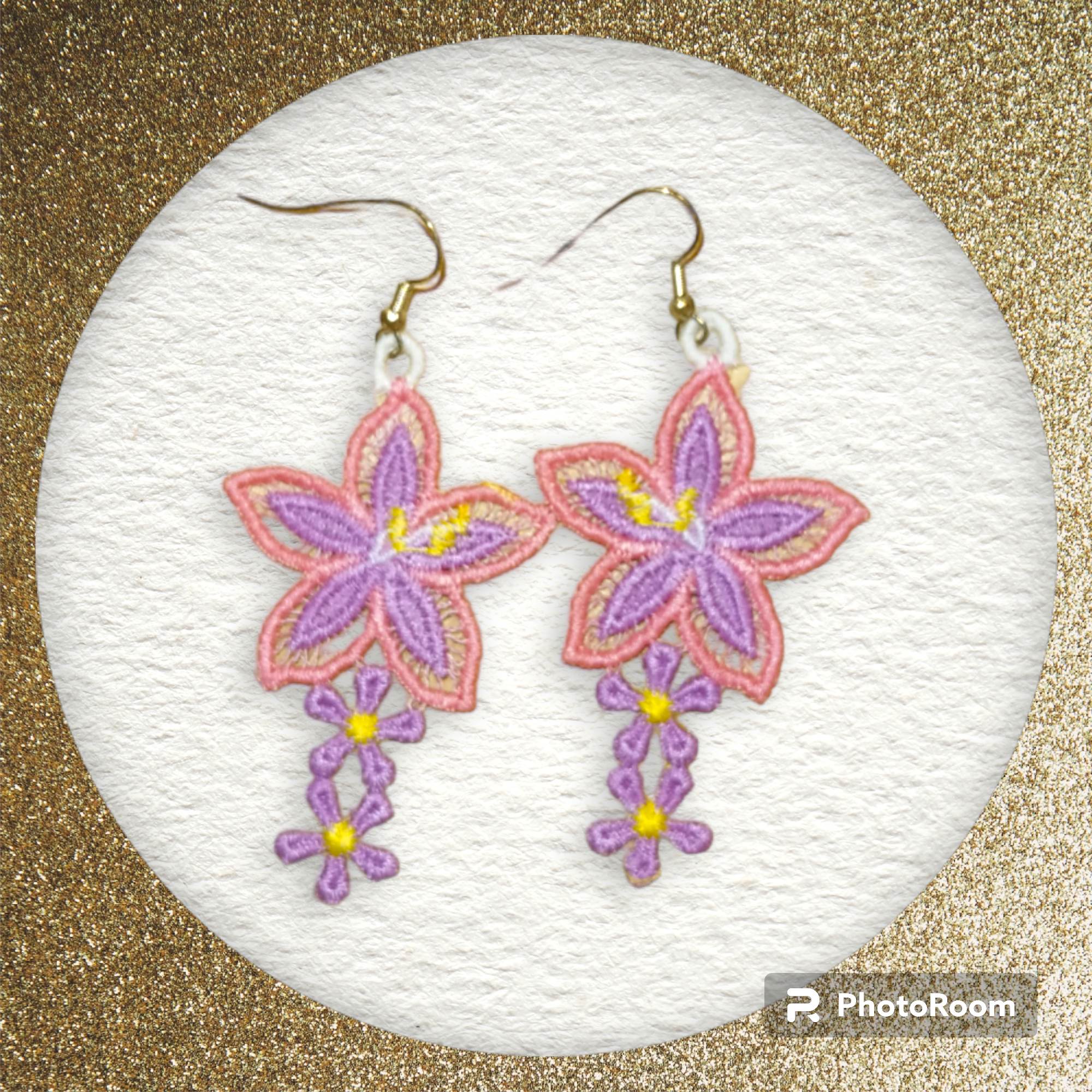 Boucles d'oreilles motif fleur modèle 6 en broderie