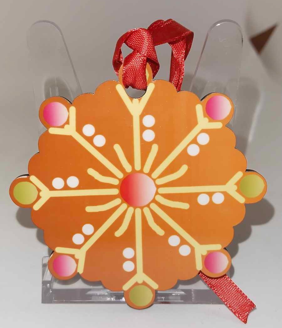 Décoration de sapin forme de flocon motif Noël pain d'épices en MDF réalisée artisanalement