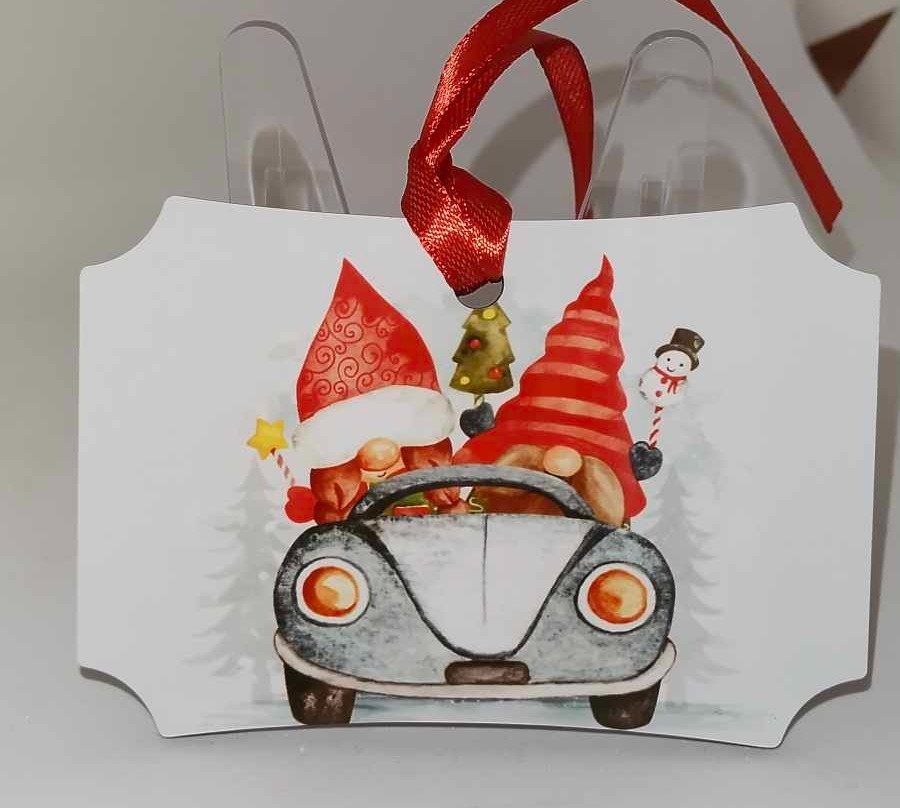 Décoration de sapin forme de rectangle coins arrondis motif Noël gnomes dans voiture 2 en MDF réalisée artisanalement