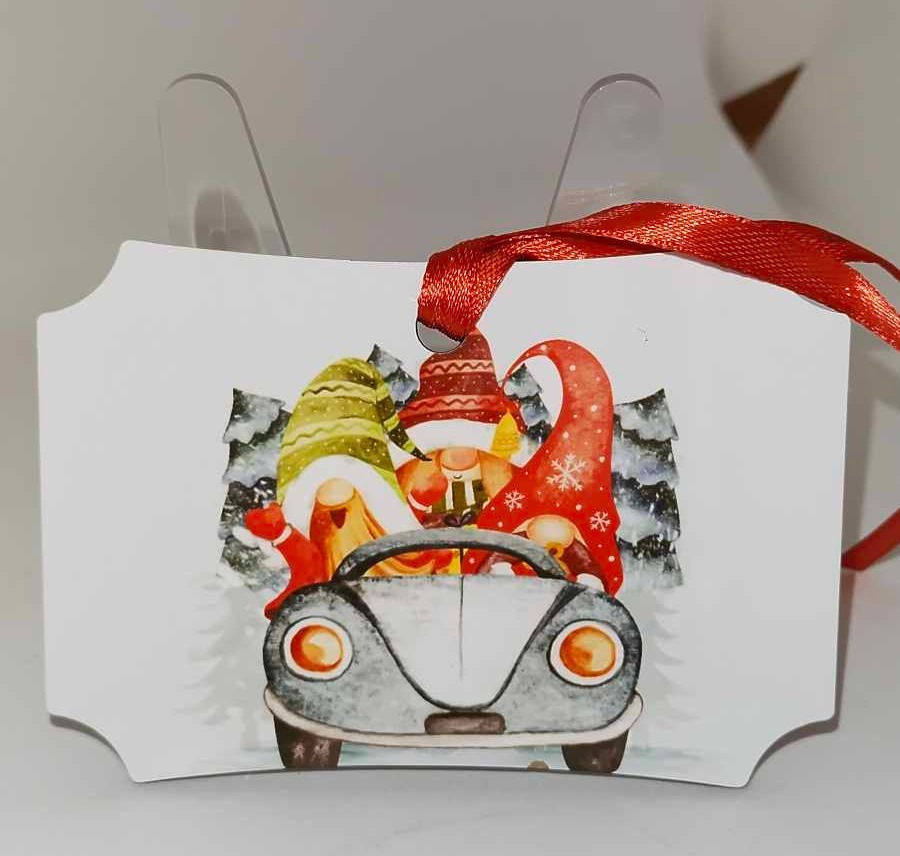 Décoration de sapin forme de rectangle coins arrondis motif Noël gnomes dans voiture 1 en MDF réalisée artisanalement