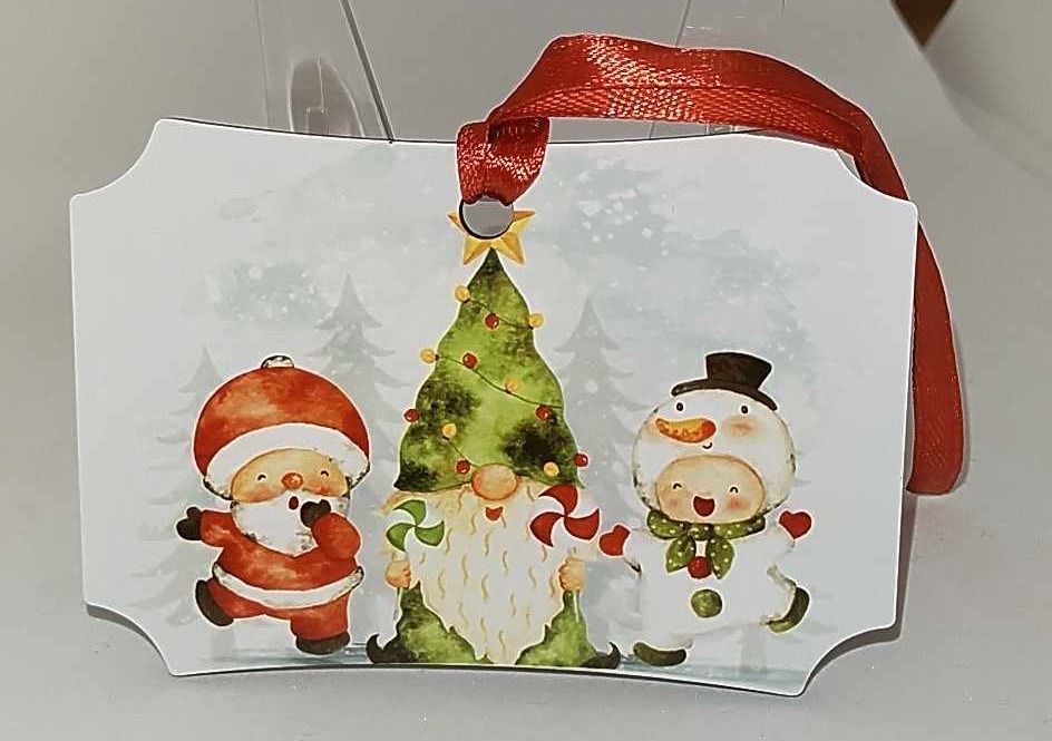 Décoration de sapin forme de rectangle coins arrondis motif Noël Gnomes déguisés en MDF réalisée artisanalement