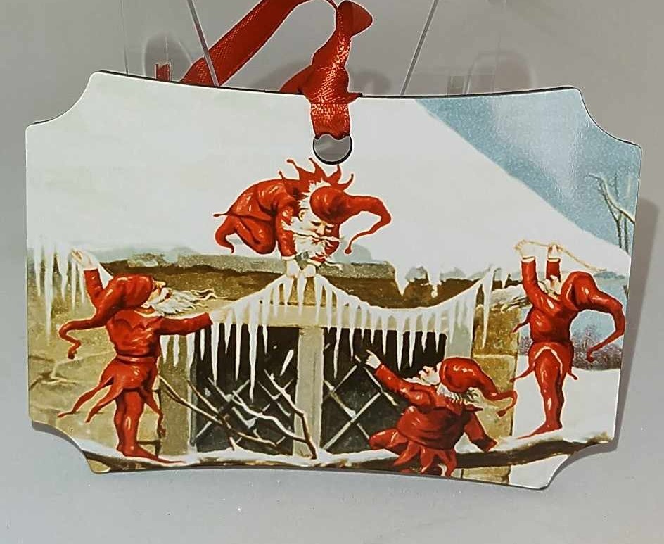 Décoration de sapin forme de rectangle coins arrondis motif Noël vintage lutins décorant une maison en MDF réalisée artisanalement