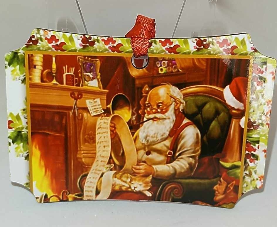 Décoration de sapin forme de rectangle coins arrondis motif Noël vintage Père Noël devant cheminée en MDF réalisée artisanalement
